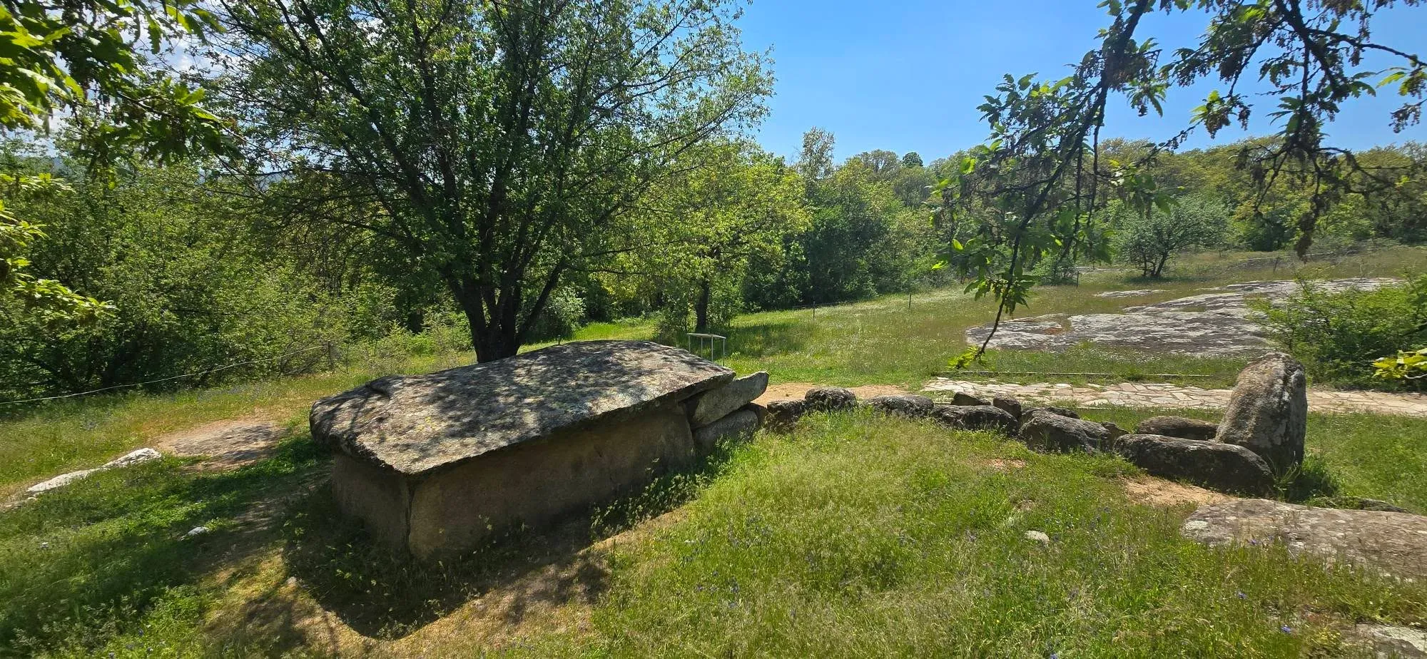 Долменът при село Хлябово 9