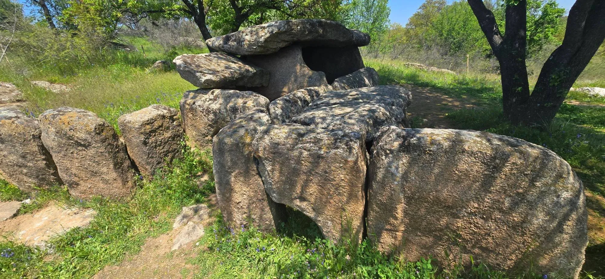 Долменът при село Хлябово 11