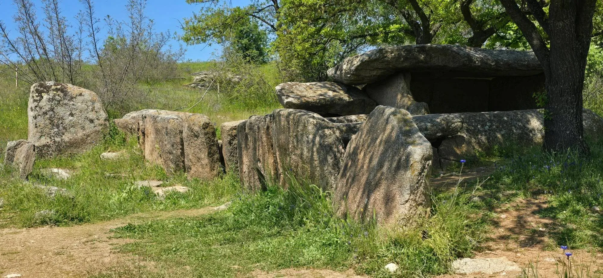 Долменът при село Хлябово 12