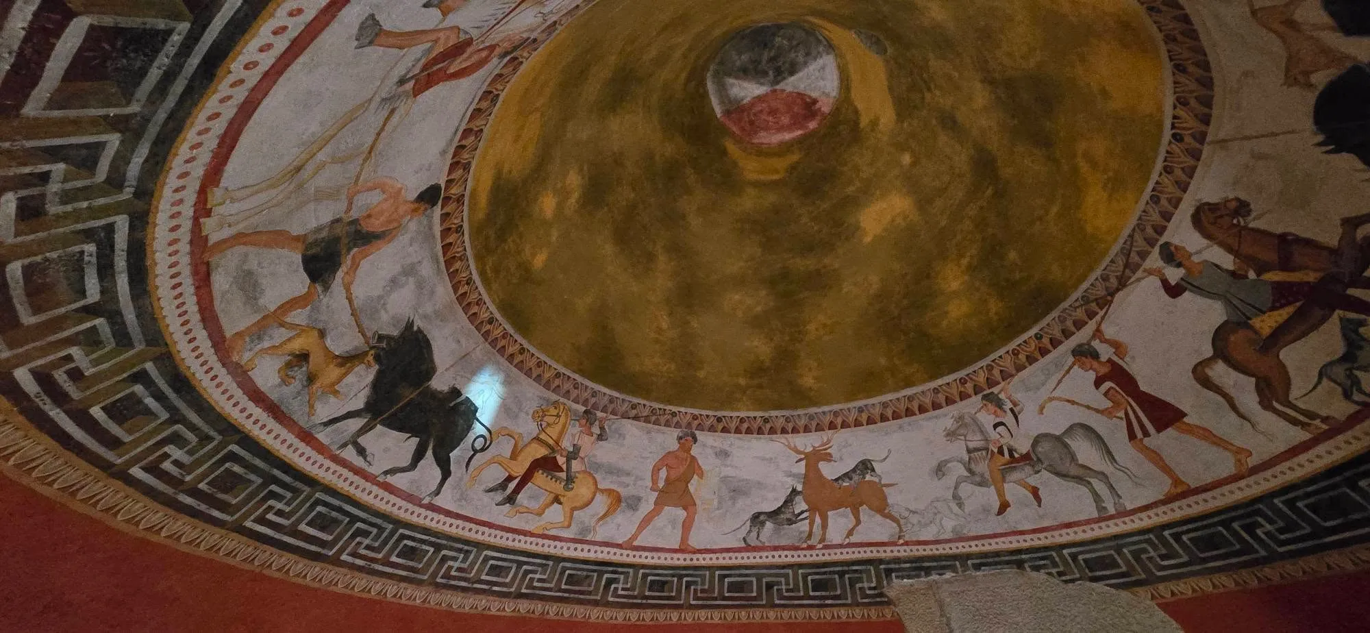 🏺 ПОВЕЧЕ ОТ 2000 ГОДИНИ ИСТОРИЯ… И ЕДНА ГРОБНИЦА, КОЯТО РАЗКАЗВА ВСИЧКО. 🇧🇬 5